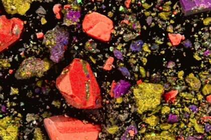 El contenido del frasco de lápiz labial visto desde el microscopio