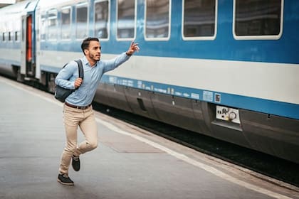 El contenido exacto del sueño recurrente puede diferir de un momento a otro, como llegar tarde a tomar un tren en lugar de a un examen