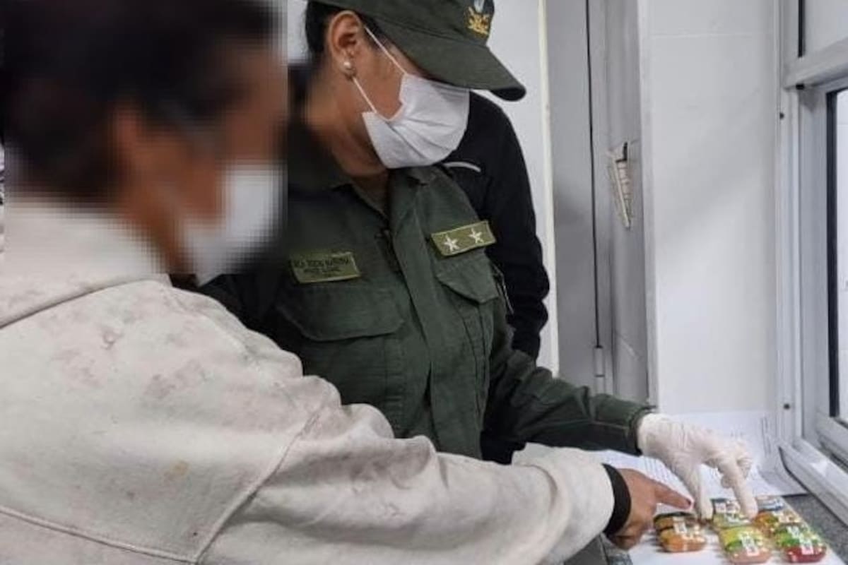 El conteo de las cápsulas ingeridas por el pasajero de un ómnibus que iba de Jujuy a Mendoza y terminó detenido en Tucumán