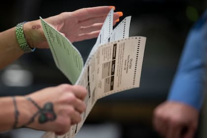 El conteo de votos en Kenosha, Wisconsin, el 3 de noviembre del 2020.  (AP Photo/Wong Maye-E, File)