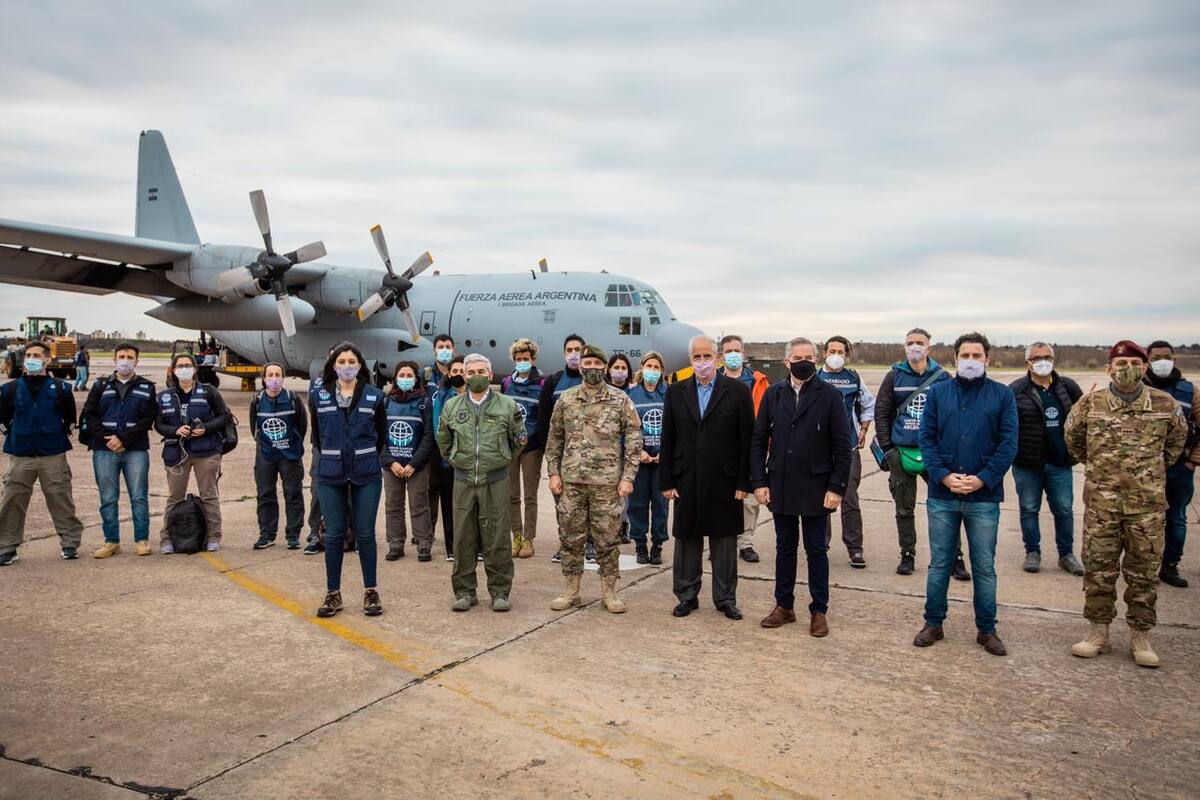 El contingente de Cascos Blancos que viajaron a Haití en un Hércules C-130 de la Fuerza Aérea para brindar ayuda humanitaria tras el terremoto.