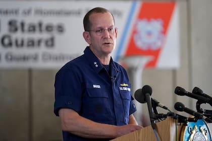 El contralmirante de la Guardia Costera de EE. UU. John Mauger, comandante del Primer Distrito de la Guardia Costera, habla con los medios el lunes 19 de junio de 2023 en Boston
