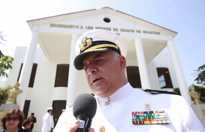 El contralmirante de la Marina del Perú, Carlos Tello, frente al Monumento a los Héroes de Chavín de Huántar, una réplica de la residencia del embajador de Japón.