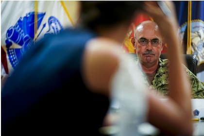 El contralmirante John C. Ring dijo que, debido a que el ejército no tiene médicos para atención geriátrica ni de cuidados paliativos, estaba enviando un equipo para ver cómo la Agencia Federal de Prisiones manejaba a los convictos enfermos y agonizantes