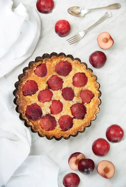 El contraste de dulce del interior con el sabor agrio de la piel da el encanto a los postres con ciruela