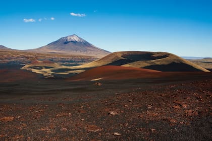 El contraste de los colores volcánicos con el cielo azul en la Reserva La Payunia.