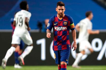 El contraste del fútbol: Messi sufre la peor derrota de la historia de Barcelona en competencias europeas mientras detrás los jugadores de Bayern Munich celebran uno de sus ocho goles
