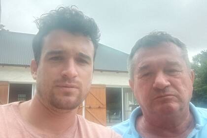 El contratista Carlos Fochi, a la derecha, junto a su hijo Federico