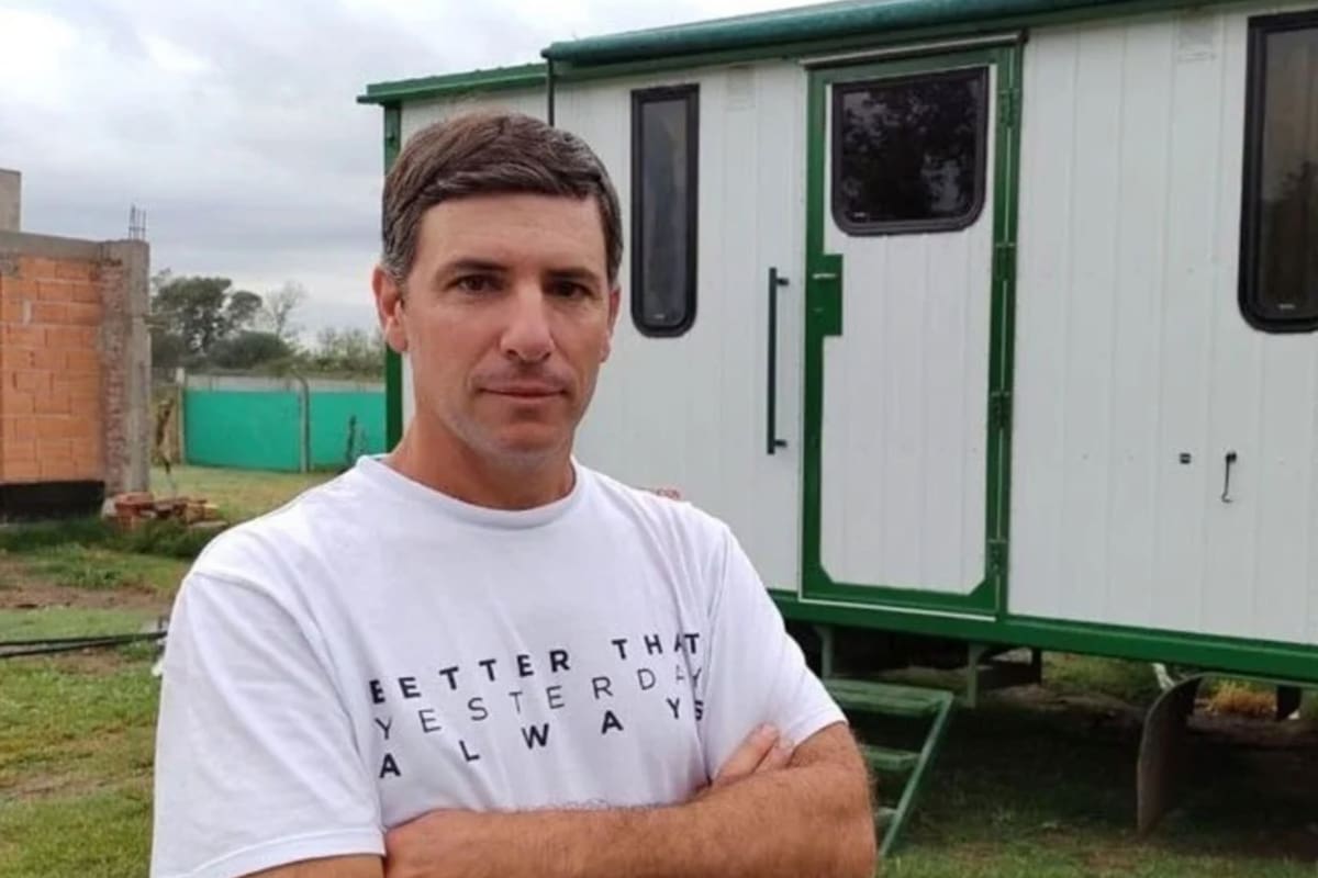 El contratista rural Javier Gazzera. Atrás la casilla donde viven sus mellizos mientras cursan sus estudios en Realicó, La Pampa