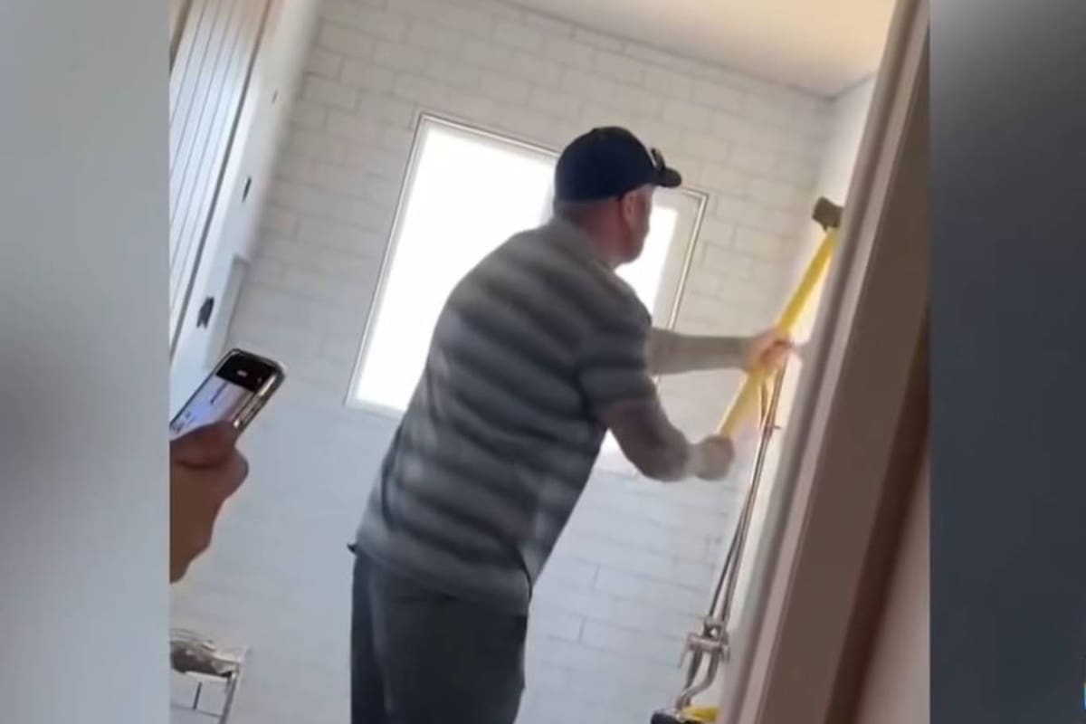 El contratista Terry Gregory tuvo un ataque de furia luego de esperar que su clienta le pagara los US$4000 que le debía por su trabajo, y destrozó el cuerto de baño que él mismo había remodelado