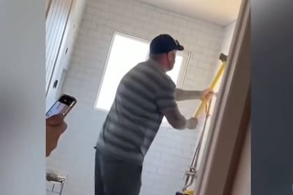 El contratista Terry Gregory tuvo un ataque de furia luego de esperar que su clienta le pagara los US$4000 que le debía por su trabajo, y destrozó el cuerto de baño que él mismo había remodelado