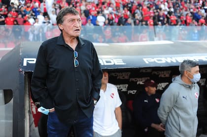 El contrato de Julio César Falcioni finaliza ahora y nadie sabe qué pasará con el DT de Independiente