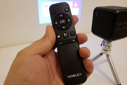 El control de mando Bluetooth, indispensable para la configuración y el ajuste fino del proyector