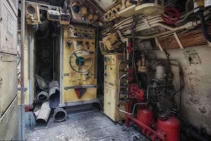 El control del motor a bordo del submarino, que anteriormente se había exhibido en el parque temático marítimo Seafront Zeebrugge hasta el verano de 2019. Luego fue trasladado y desmantelado