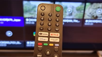El control del Sony Bravia XR A80J, con acceso directo a los principales servicios de streaming de video
