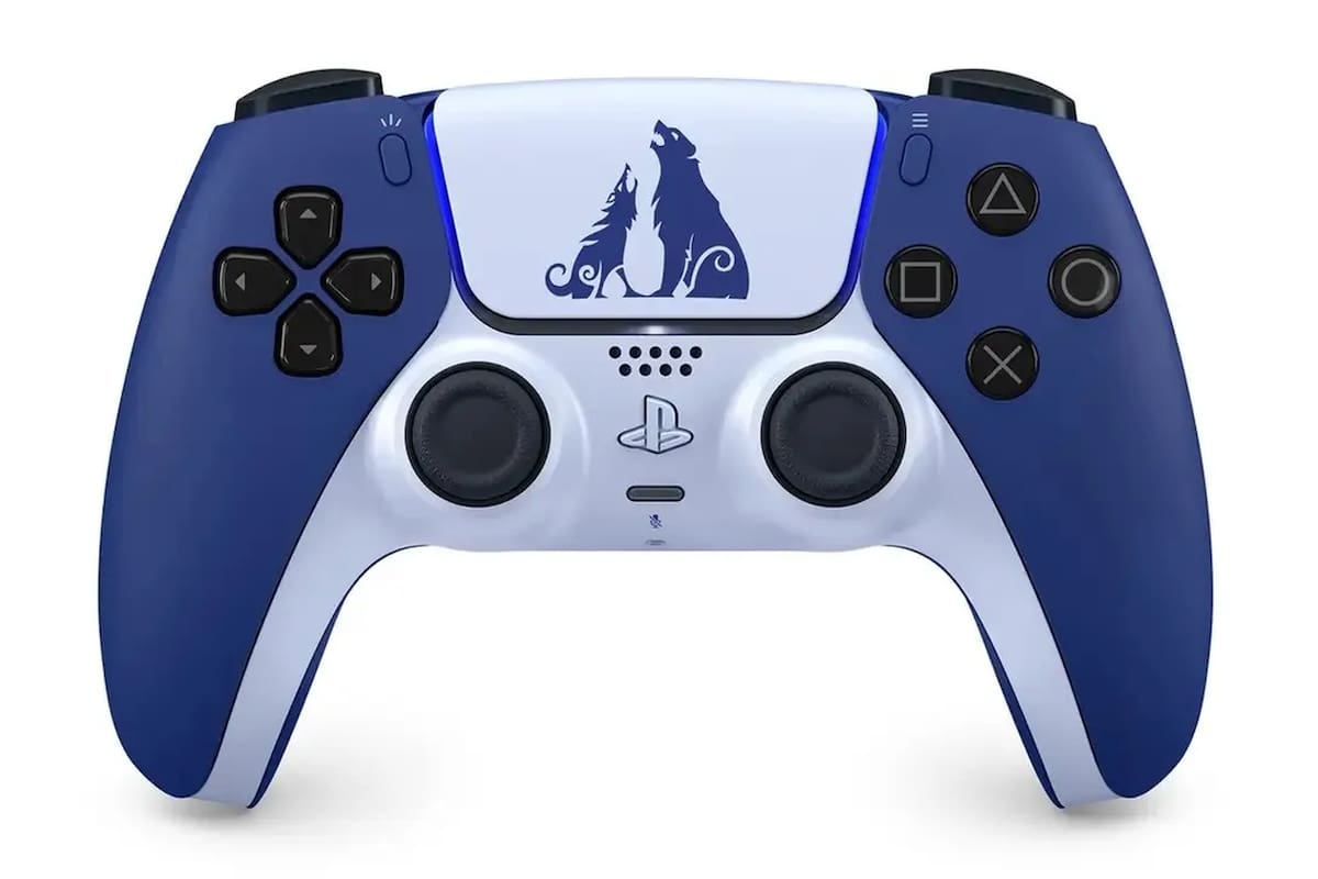 El control DualSense para PlayStation 5 con los colores alusivos a God of War Ragnarok