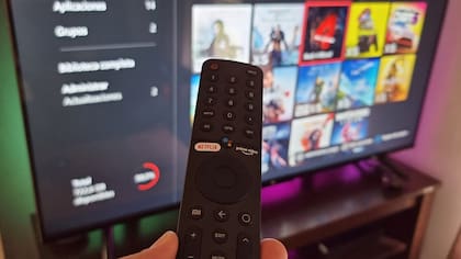 El control remoto del Xiaomi Mi TV P1, con botones dedicados para Netflix y Amazon Prime Video