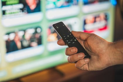 El control remoto se carga con luz y evita el uso de pilas