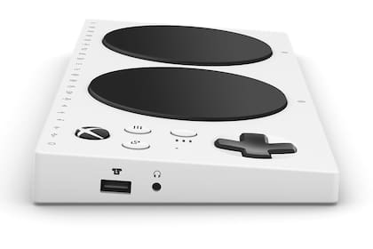 El control tiene el tamaño aproximado de un teclado y reproduce todos los contrones de un gamepad convencional