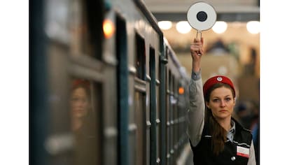 El controlador de la plataforma señala que el tren puede salir en la estación de metro Komsomolskaya en Moscú, Rusia