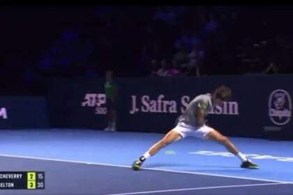 El controvertido punto que perjudicó a Etcheverry en el partido ante Ben Shelton: la pelota picó afuera antes de darle en la pierna, pero el umpire entendió lo contrario