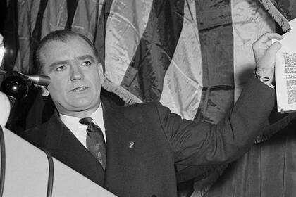 El controvertido senador McCarthy se volvió una celebridad cuando aseguró tener una lista con 205 espías soviéticos que trabajaban en el gobierno de EE.UU.