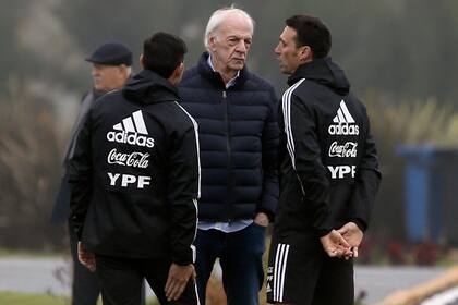 El coordinador César Luis Menotti apenas vio un par de prácticas -en Ezeiza- del conjunto dirigido por Lionel Scaloni; de espalda, Roberto Ayala