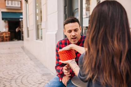 El coqueteo es un comportamiento social y comunicativo que una persona utiliza para mostrar interés romántico o sexual hacia otra (Foto de carácter ilustrativo: Freepik)