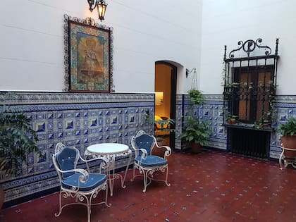 El coqueto patio andaluz, interno y con azulejos y pisos de industria argentina que mandó a hacer especialmente la familia Carabassa, que compró la casona en 1926.