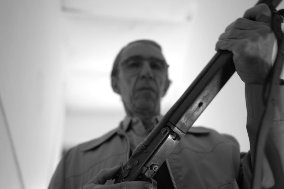 El corazón de la producción de dos episodios, y el punto más oscuro de la crónica policial, reside en la reconstrucción detallada de aquel fatídico domingo 15 de noviembre de 1992, en la residencia familiar de la Calle 48 de La Plata