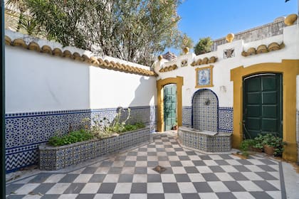 El corazón de la vivienda es un patio de inspiración andaluza, que referencia a la tradición hispánica o neocolonial