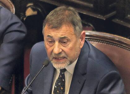 Caserio ocupa la única banca que tiene el peronismo en Córdoba; él va por su reelección por el kirchnerismo pero fue elegido por Hacemos por Córdoba.