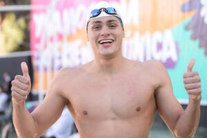 El cordobés Dante Nicola, ganador de la medalla dorada en 100 metros pecho y de la de bronce en los 200 de la misma especialidad, en los Juegos Suramericanos de la Juventud Rosario 2022.