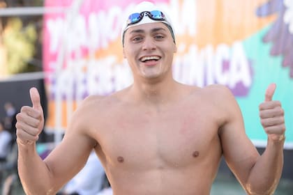 El cordobés Dante Nicola, ganador de la medalla dorada en 100 metros pecho y de la de bronce en los 200 de la misma especialidad, en los Juegos Suramericanos de la Juventud Rosario 2022.