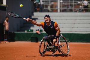 El cordobés Gustavo "Lobito" Fernández, una referencia mundial del tenis adaptado, compitiendo una vez más en Roland Garros
