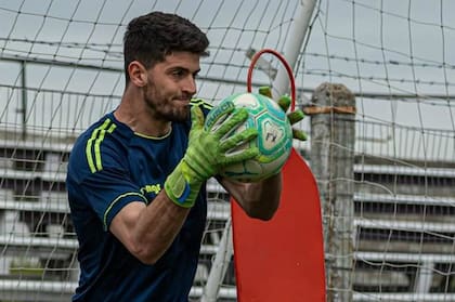 El cordobés Jeremías Young es arquero de Fénix de Uruguay desde 2019