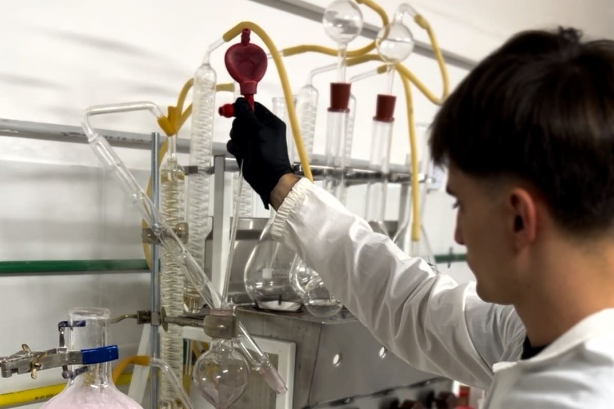 El cordobés microbiólogo trabaja con bodegas en la Argentina y lo convocaron de Uruguay y España