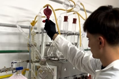 El cordobés microbiólogo trabaja con bodegas en la Argentina y lo convocaron de Uruguay y España