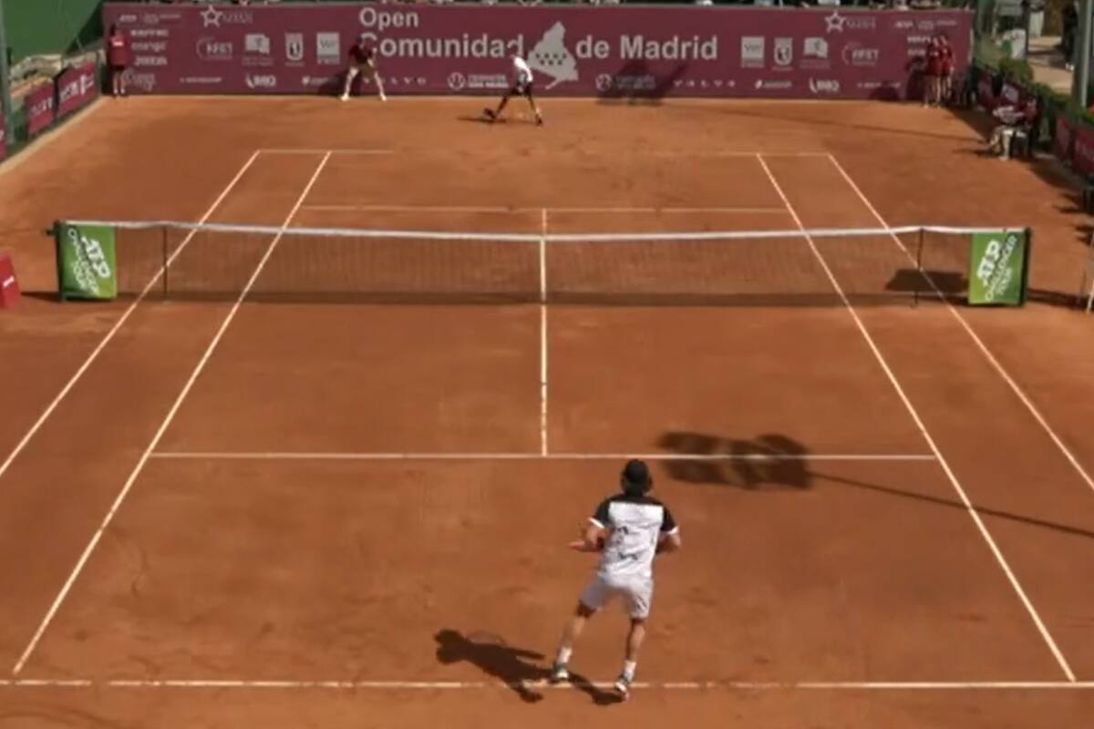 El cordobés Pedro Cachin impacta una estupenda "Gran Willy" ante el santiagueño Marco Trungelliti, en la final del Challenger de Madrid.