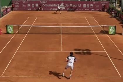 El cordobés Pedro Cachin impacta una estupenda "Gran Willy" ante el santiagueño Marco Trungelliti, en la final del Challenger de Madrid.