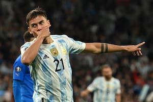 El cordobés se lesionó jugando para Roma y el tiempo de la recuperación lo pone en riesgo para el Mundial