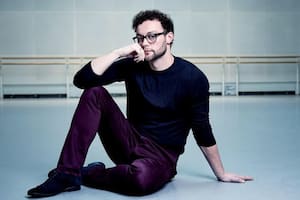 el coreógrafo del Royal Ballet Liam Scarlett trabaja con bailarines del Miami City Ballet en Miami Beach, Florida. El coreografo Liam Scarlett, una estrella de la danza cuya carrera se vio empañada por acusaciones de abuso, murió a los 35 años.