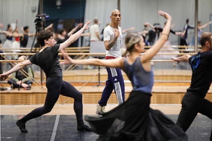 El coreógrafo Patrick de Bana trabaja con los bailarines del Teatro Colón en la obra "Windgames", que se estrenará el mes próximo