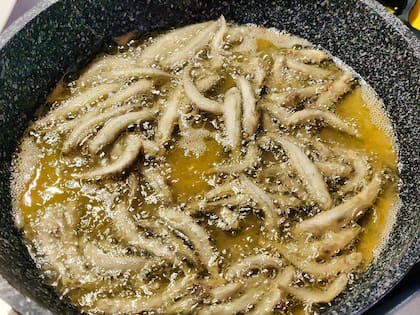El cornalito se come entero, frito, con un poco de limón, y por supuesto, con la mano