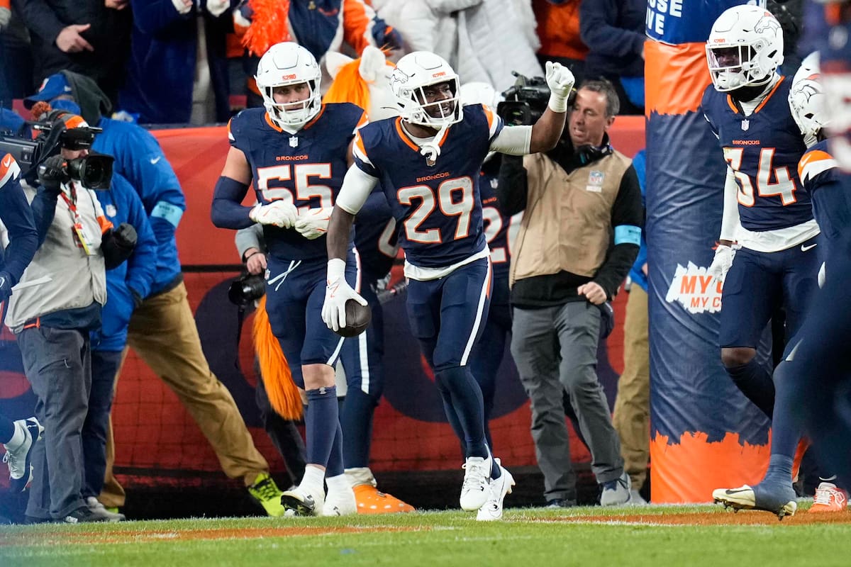 El cornerback de los Broncos de Denver, Ja'Quan McMillian (29), celebra su regreso de intercepción de 46 yardas para touchdown durante la segunda mitad de un partido contra los Browns de Cleveland, el lunes 2 de diciembre de 2024, en Denver. (AP Foto/Jack Dempsey)