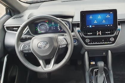 El Corolla Cross cuenta con un instrumental con pantalla de siete pulgadas y una multimedia de diez pulgadas