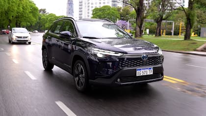 El Corolla Cross larga en los $51.918.000 (el modelo de la foto es la variante híbrida)