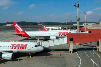 El coronavirus ha llevado a la industria de la aviación a su momento más complicado.