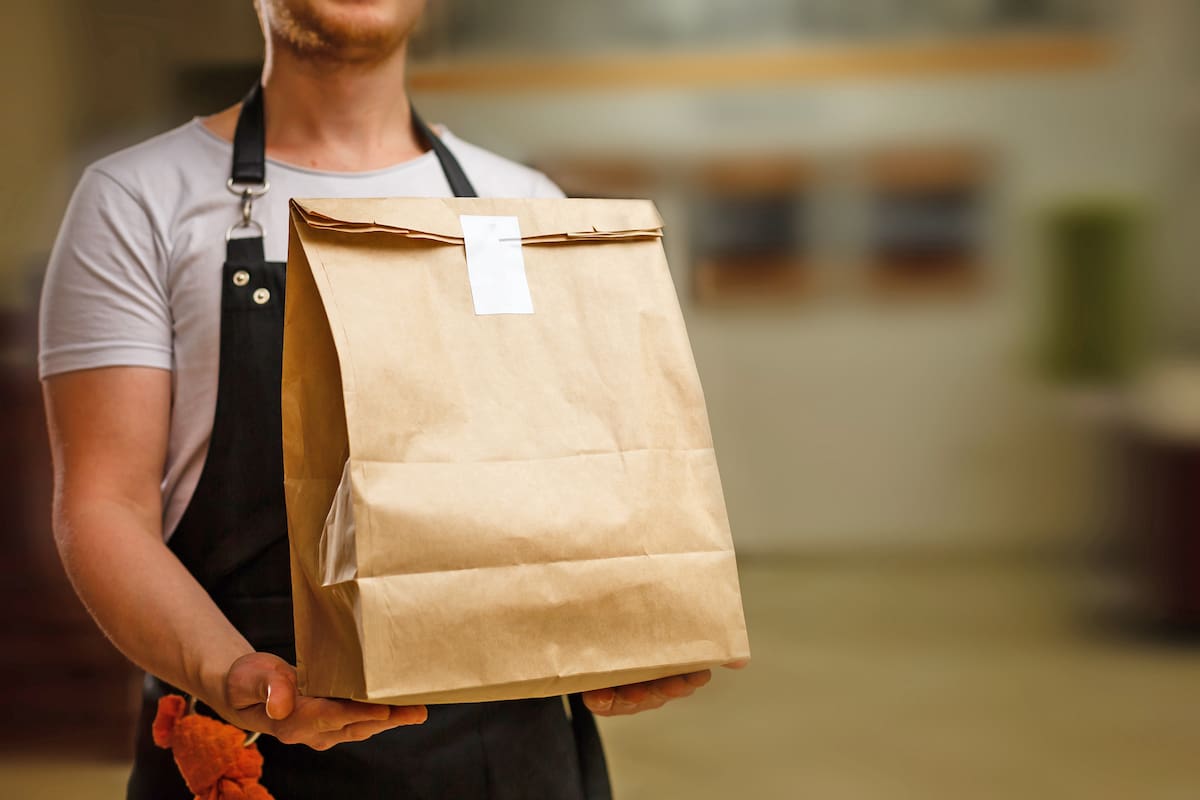 El coronavirus modifica las reglas hasta para recibir un paquete en casa.
