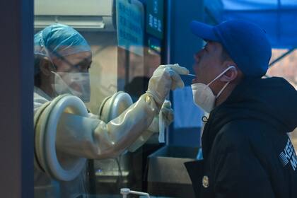 El coronavirus puede transmitirse a través de las gotas que una persona contagiada expulsa al hablar, toser o estornudar